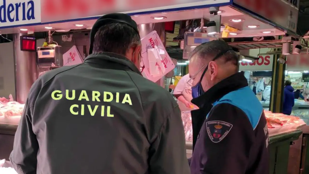 Los agentes de la Guardia Civil e Inspecci&oacute;n Pesquera realizan las labores en el mercado de Santander. / OPC