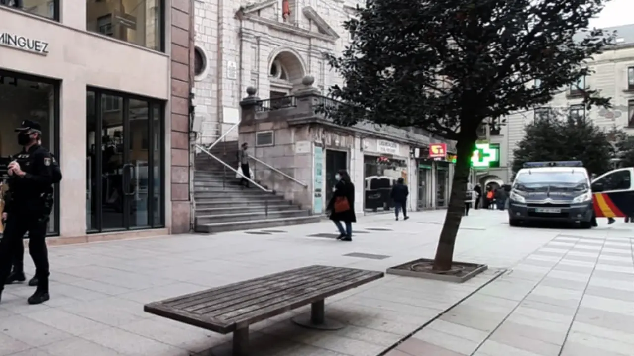 Varios polic&iacute;as patrullan el centro de Santander. / S.D.