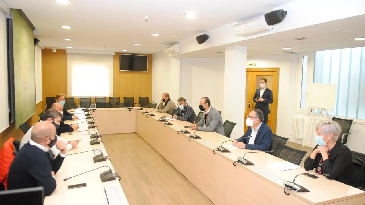 Reuni&oacute;n de alcaldes de la comarca del Besaya sobre el Torreb&uacute;s. / E. PRESS