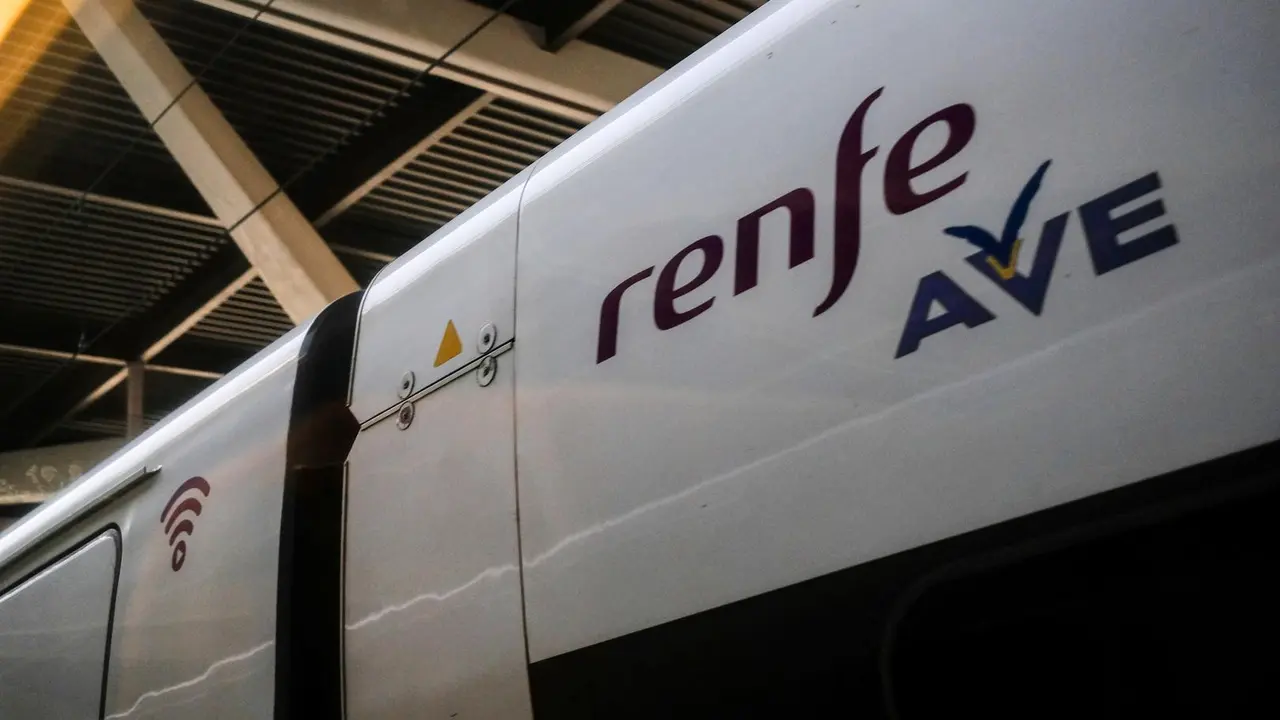 Vag&oacute;n de un tren AVE de Renfe en las v&iacute;as de la Estaci&oacute;n de Atocha, en Madrid. / E. PRESS