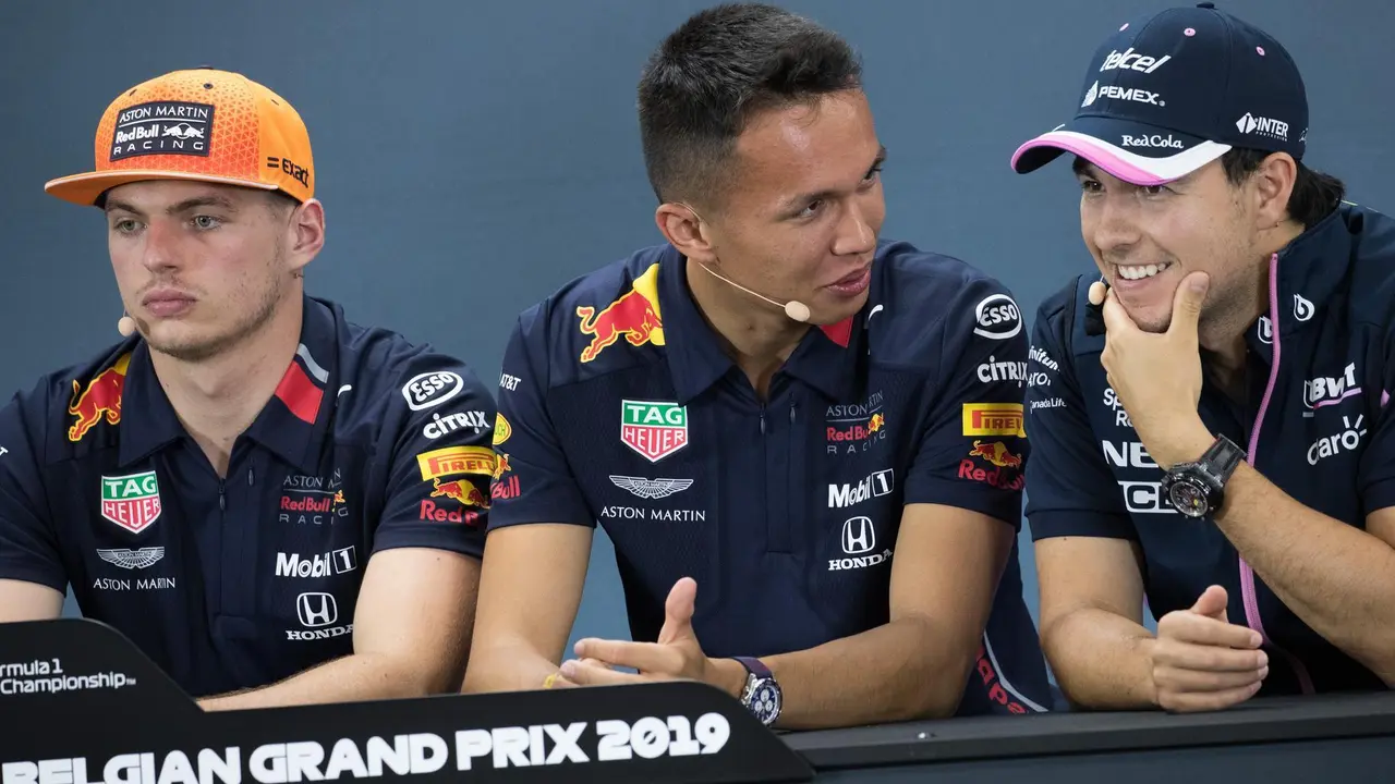 Max Verstappen, Alex Albon y Sergio P&eacute;rez durante una rueda de prensa. / E. PRESS