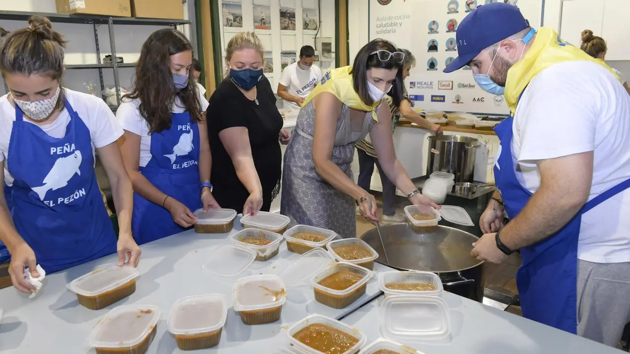 Gema Igual, alcaldesa de Santander durante el reparto de comida de las pe&ntilde;as solidarias. / ALERTA