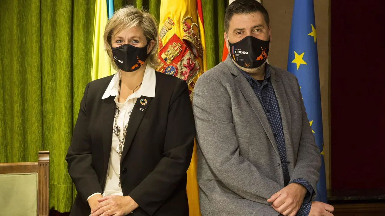 La alcaldesa de Camargo Esther Bolado y H&eacute;ctor Lav&iacute;n, primer teniente de alcalde. / A. G. IB&Aacute;&Ntilde;EZ