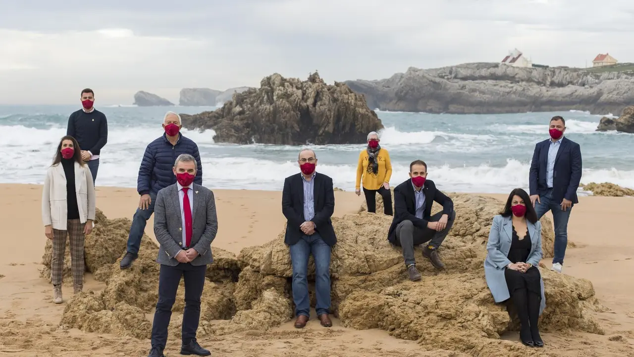 La corporaci&oacute;n del Ayuntamiento de Santa Cruz de Bezana al completo posa para el fot&oacute;grafo en una de las playas del municipio costero. / ALERTA