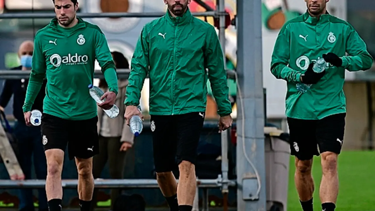 Jon Ander, Jordi Figueras y &Oacute;scar Gil, preparando el entrenamiento de ayer. / Hardy