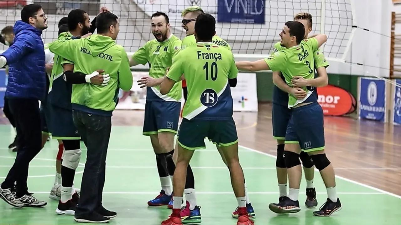 Los jugadores del equipo c&aacute;ntabro celebran un set. / M. fierro
