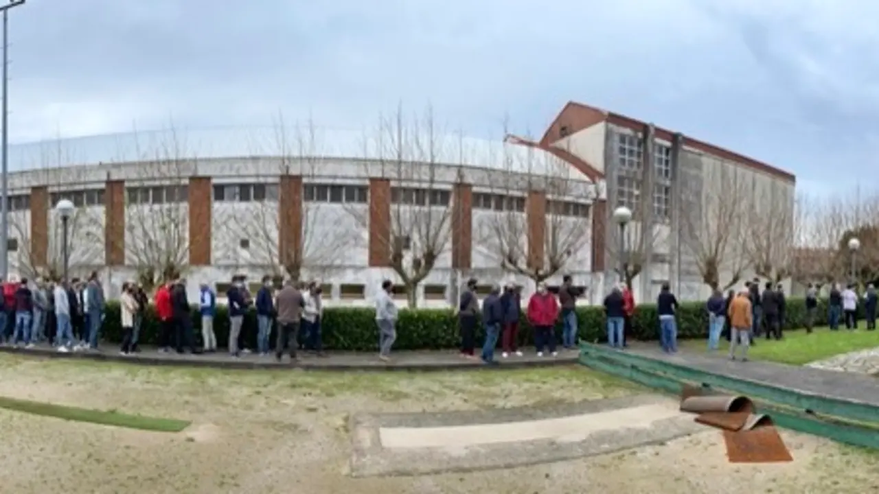 Una larga cola fue permanente a lo largo de toda la jornada en el exterior del Aula Madera de Ser. / Hardy