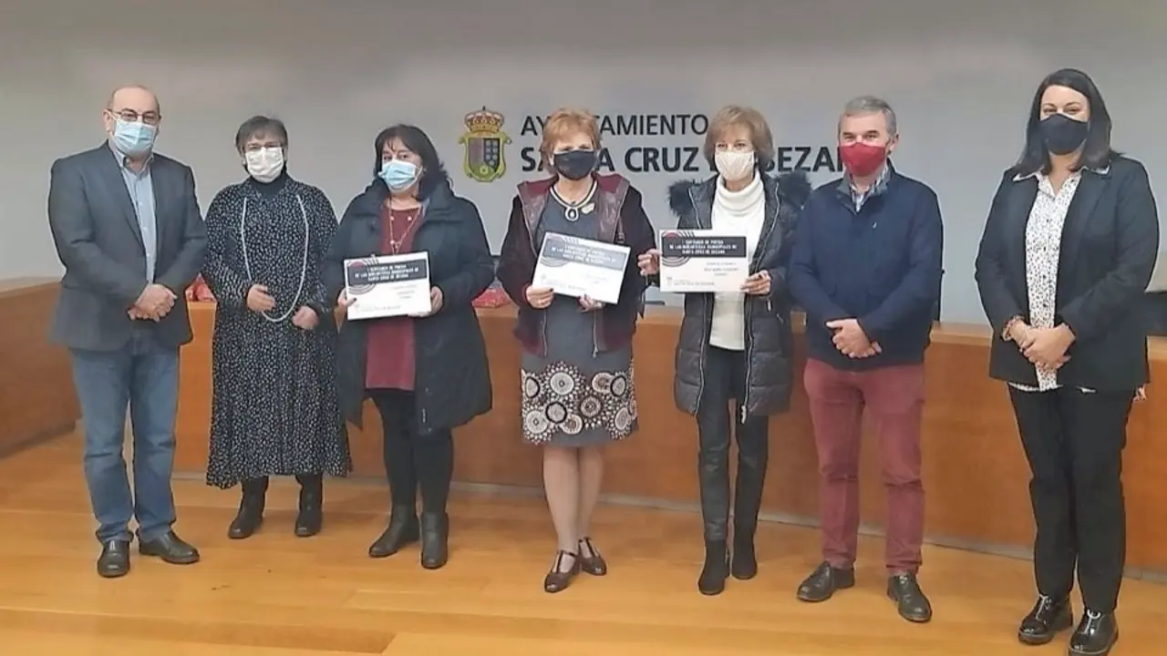 Los miembros del jurado, junto a las ganadoras de la categor&iacute;a para mayores de 19 a&ntilde;os. / ALERTA