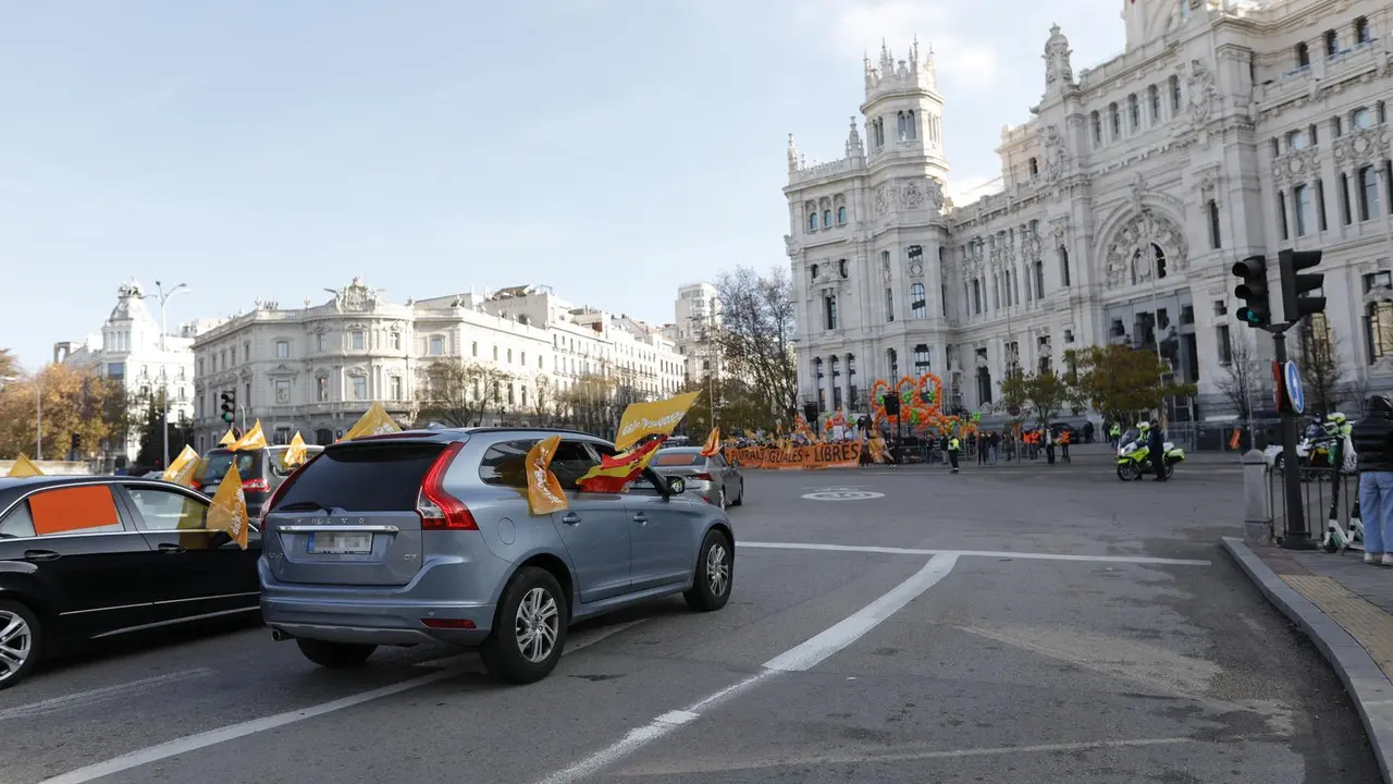 Varios coches circulan por la Plaza de Cibeles durante la manifestaci&oacute;n contra la reforma educativa conocida como Ley Cela&aacute;, en Madrid