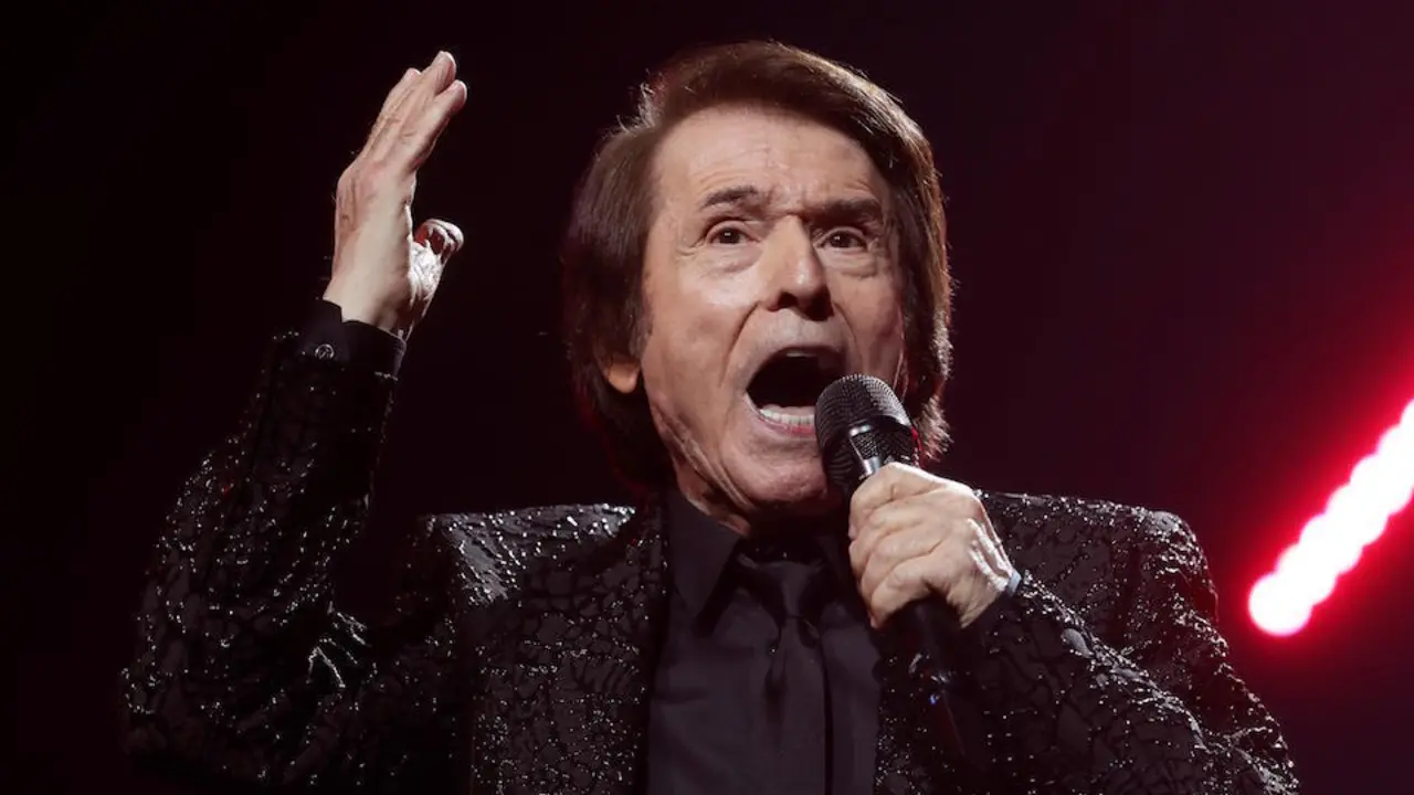 El cantante Raphael, durante el concierto para celebrar 60 a&ntilde;os de carrera. / EFE