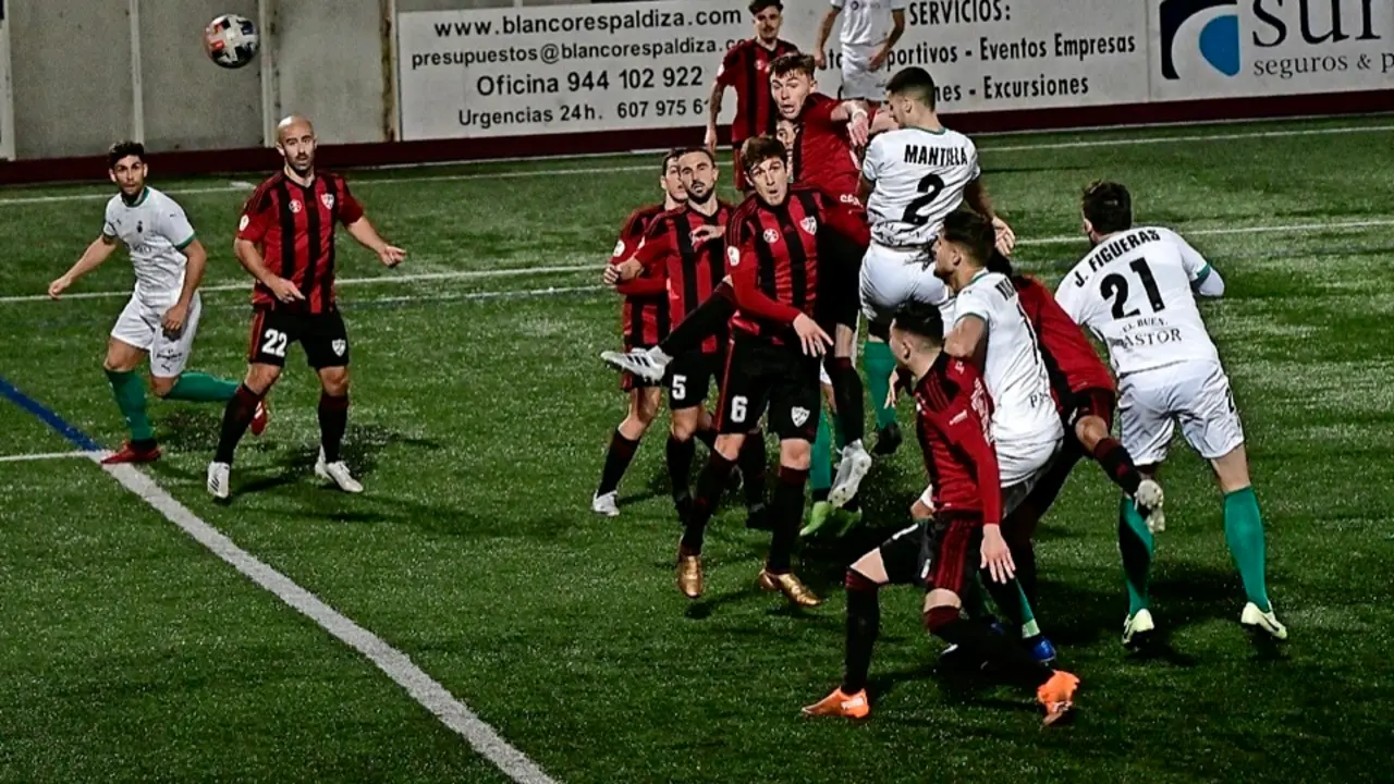 Momento del remate de Mantilla que env&iacute;a el bal&oacute;n directamente a gol provocando el empate a uno que ser&iacute;a definitivo.  / Hardy