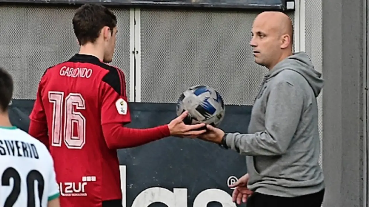 Rozada, d&aacute;ndole el bal&oacute;n a Gabilondo. / Hardy