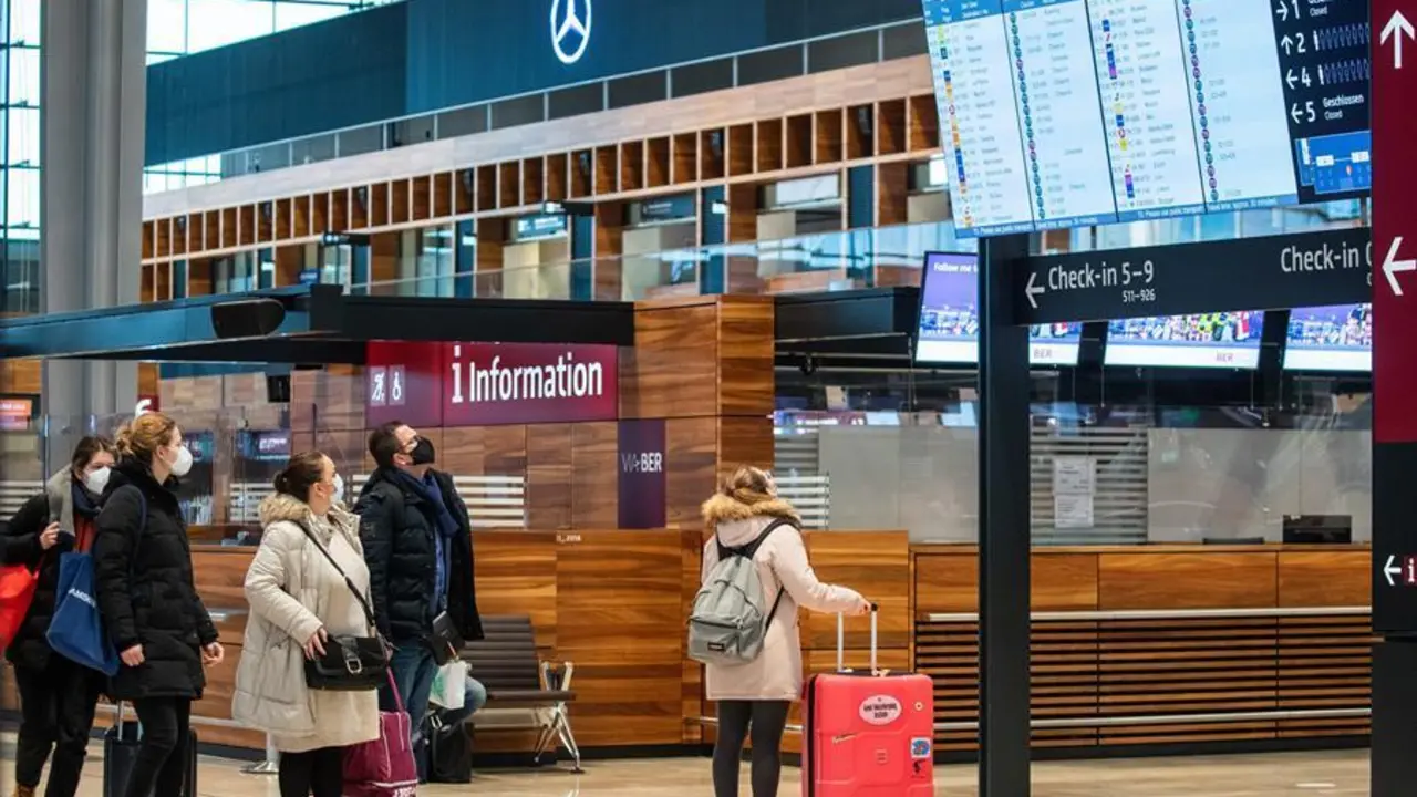 La gente mira una tabla de salida en el aeropuerto de Berl&iacute;n Brandenburgo en Berl&iacute;n, Alemania, el 21 de diciembre de 2020. Preocupado por una nueva y m&aacute;s contagiosa cepa del coronavirus, el gobierno alem&aacute;n, como muchos otros pa&iacute;ses europeos, impone una prohibici&oacute;n a todos los vuelos de pasajeros de Gran Breta&ntilde;a a Alemania. (Alemania, Reino Unido) EFE/EPA/HAYOUNG JEON