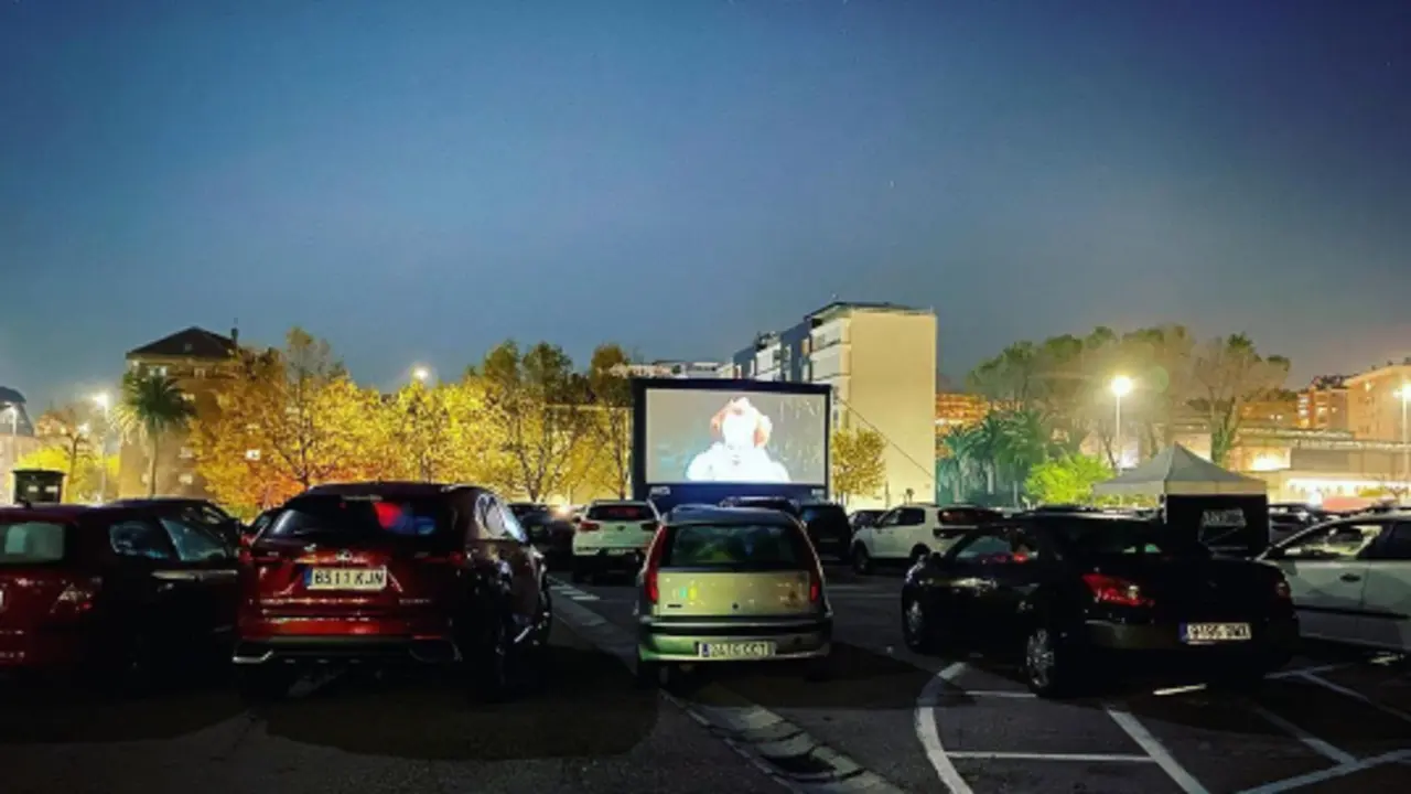 Autocine en los Campos de Sport del Sardinero. / ALERTA