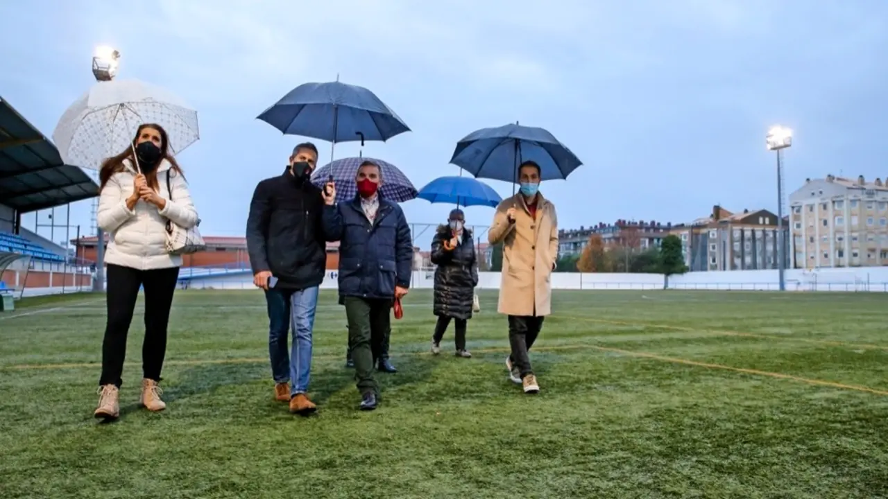 Autoridades durante su visita al campo de f&uacute;tbol. / ALERTA