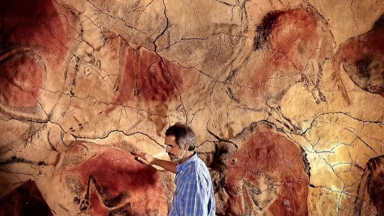 El fot&oacute;grafo Pedro Saura Ramos en la Neocueva de Altamira. / pedro saura ramos