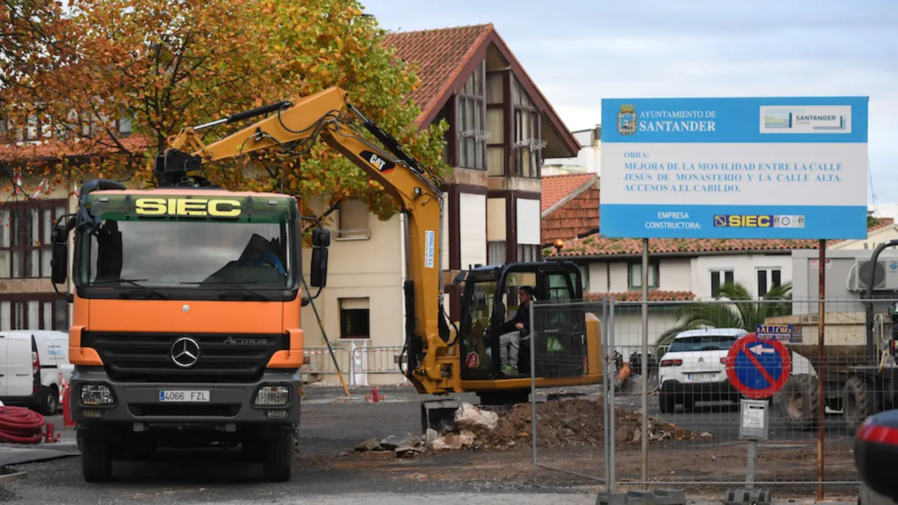 Obras que se est&aacute;n realizando en la calle Jes&uacute;s de Monasterio en Santander. / ALERTA