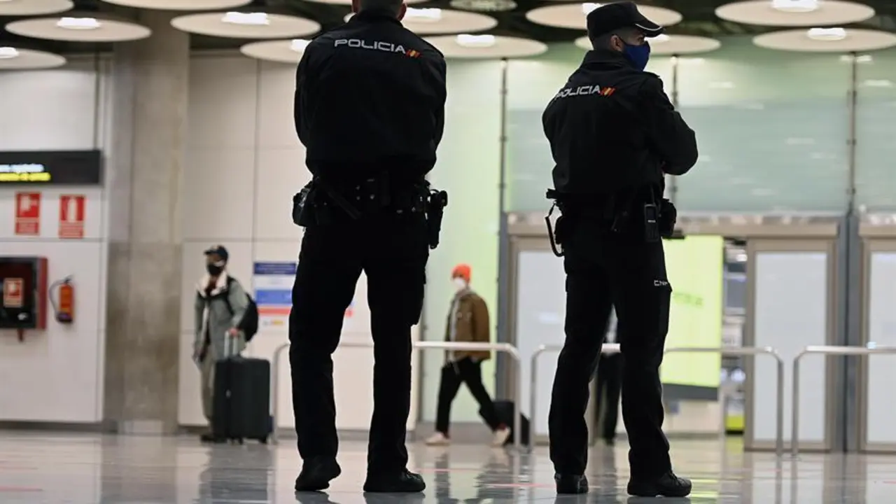 La polic&iacute;a vigila la zona de llegadas de pasajeros en el aeropuerto Adolfo Su&aacute;rez Madrid Barajas este lunes. El Gobierno espa&ntilde;ol anunci&oacute; que reforzar&aacute; el control de verificaci&oacute;n de pruebas PCR a los viajeros procedentes del Reino Unido, con el que hay programados 201 vuelos, en puertos y aeropuertos, despu&eacute;s de que se haya detectado all&iacute; una nueva variante del coronavirus, m&aacute;s contagiosa. EFE/ Fernando Villar