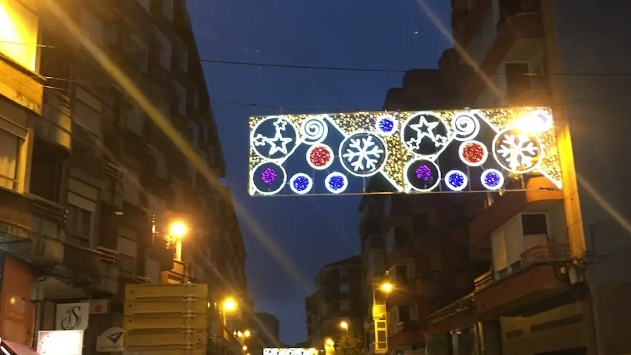 Luces de Navidad en Joaqu&iacute;n Cay&oacute;n de Torrelavega. / S.D.