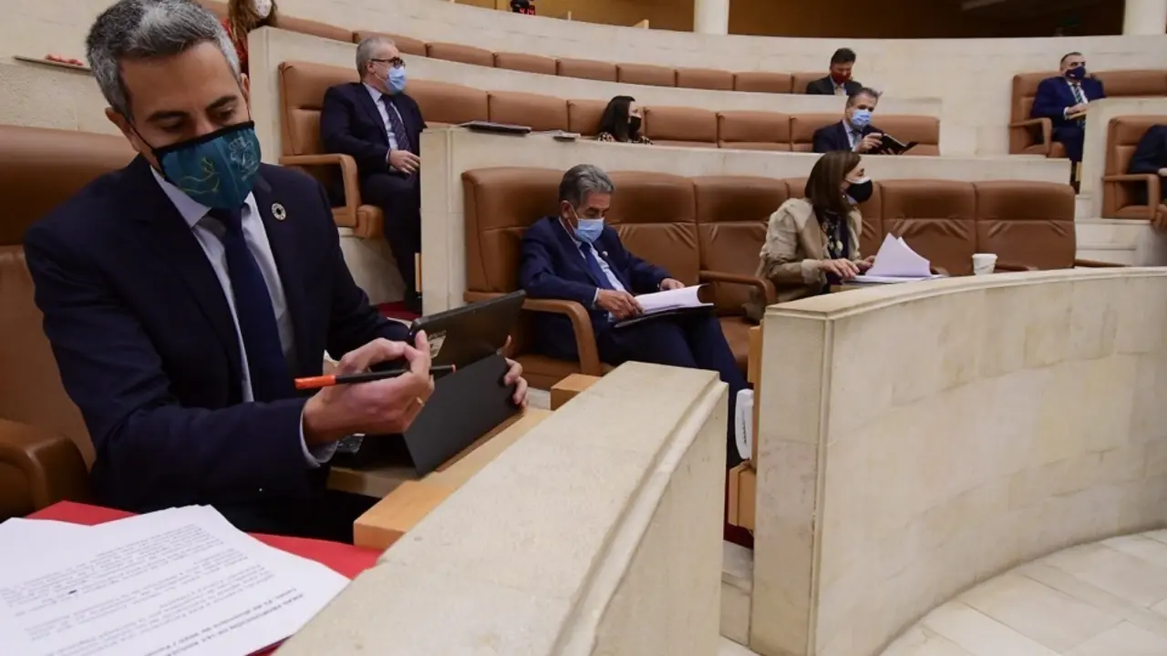 Los diputados durante la sesi&oacute;n parlamentaria del d&iacute;a de hoy. / HARDY