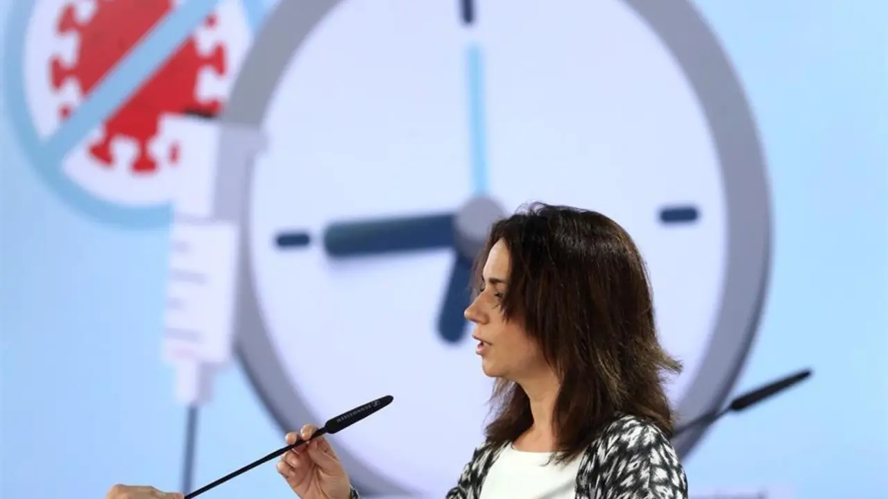 La Secretaria de Estado de Sanidad, Silvia Calz&oacute;n, durante la rueda de prensa esta tarde en el complejo de La Moncloa. EFE/Kiko Huesca