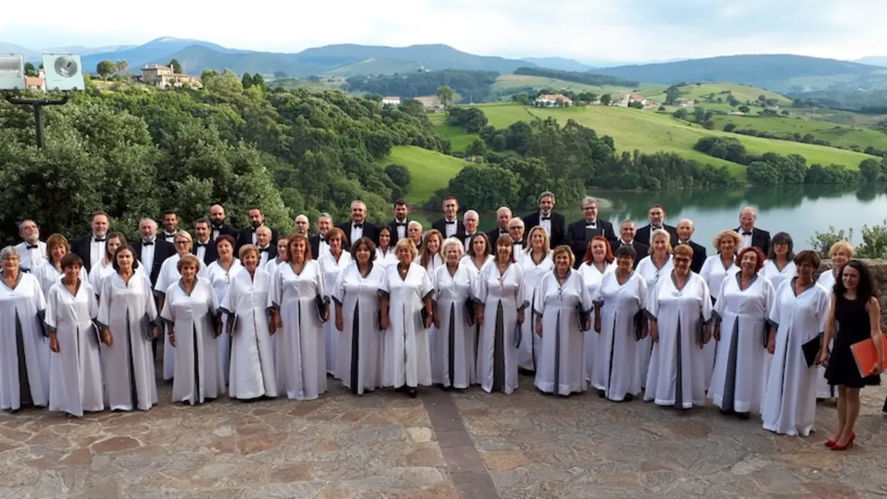 Coro L&iacute;rico de Cantabria. / ALERTA