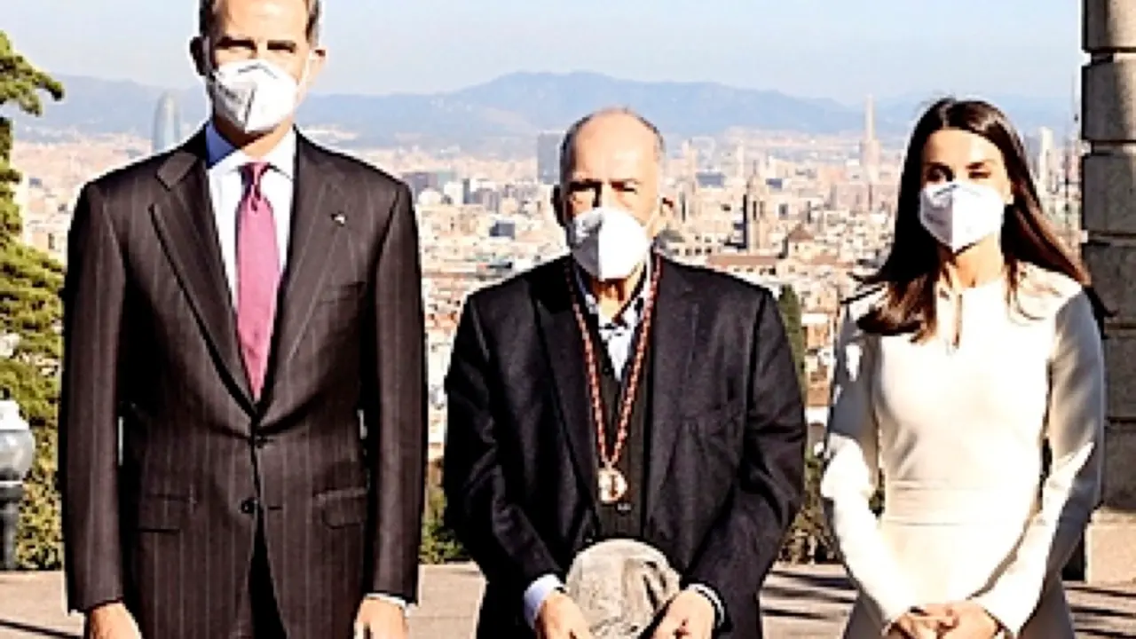 Barcelona (Espa&ntilde;a), 21/12/2020.- El Rey Felipe VI (L) de Espa&ntilde;a posa con el Premio Cervantes 2019 el poeta espa&ntilde;ol Joan Margarit (C) y la Reina Letizia despu&eacute;s de una ceremonia de entrega privada celebrada en el Palacio Alb&eacute;niz de Barcelona, Espa&ntilde;a, el 21 de diciembre de 2020. (Espa&ntilde;a) EFE/EPA/JOSE JIMENEZ