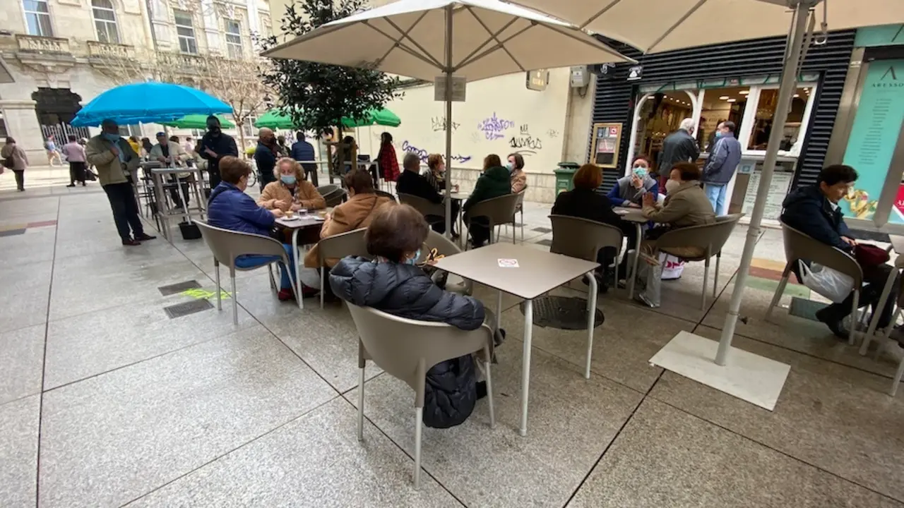 Varias personas en una terraza del centro de Santander en el d&iacute;a de ayer. / HARDY