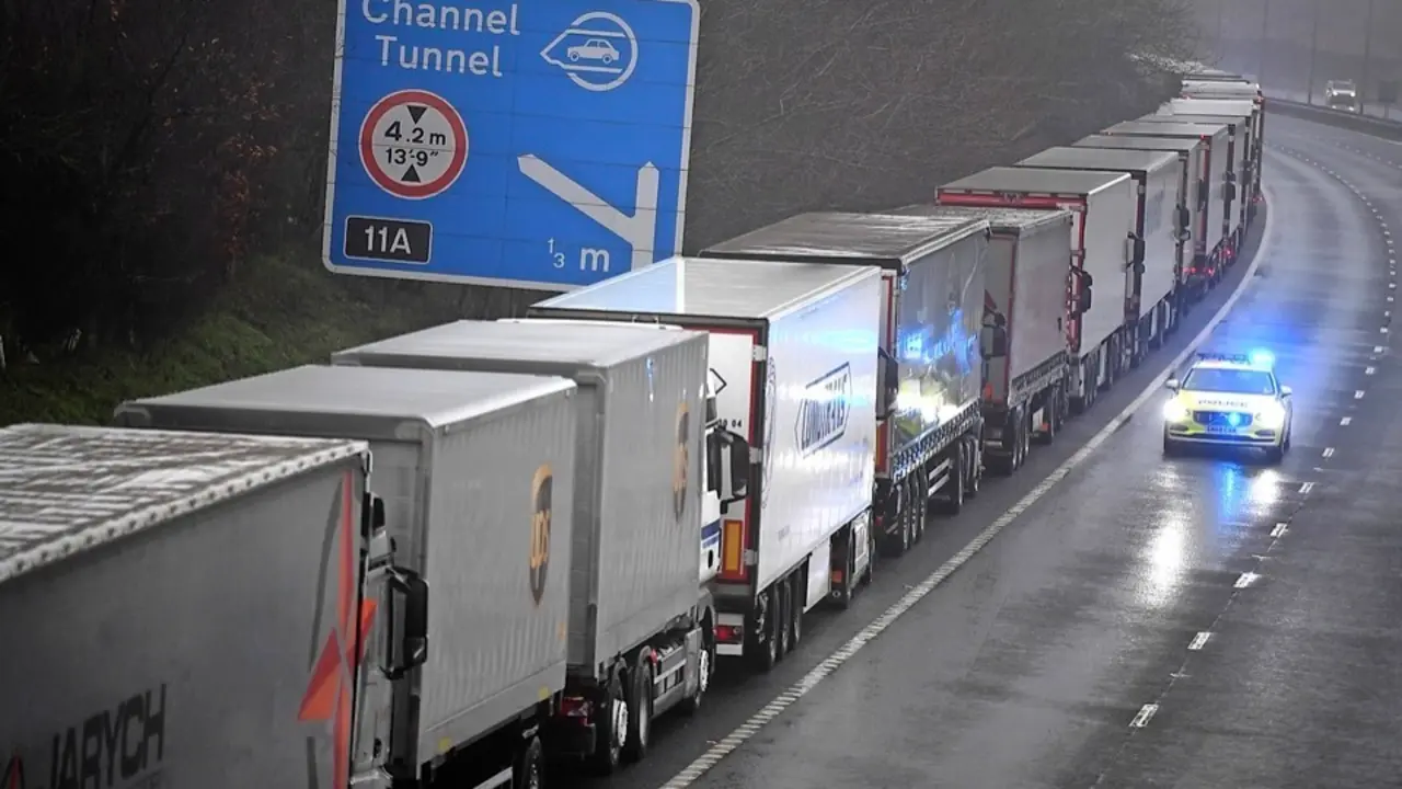 Una larga hilera de camiones afectados por el cierre del t&uacute;nel del Canal de La Mancha. / EFE