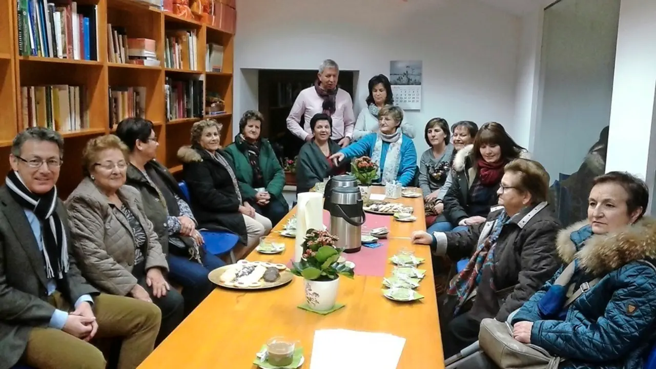 El alcalde de Campoo de Enmedio, Pedro Manuel Mart&iacute;nez, con representantes de colectivos vecinales en una foto de archivo. / ALERTA