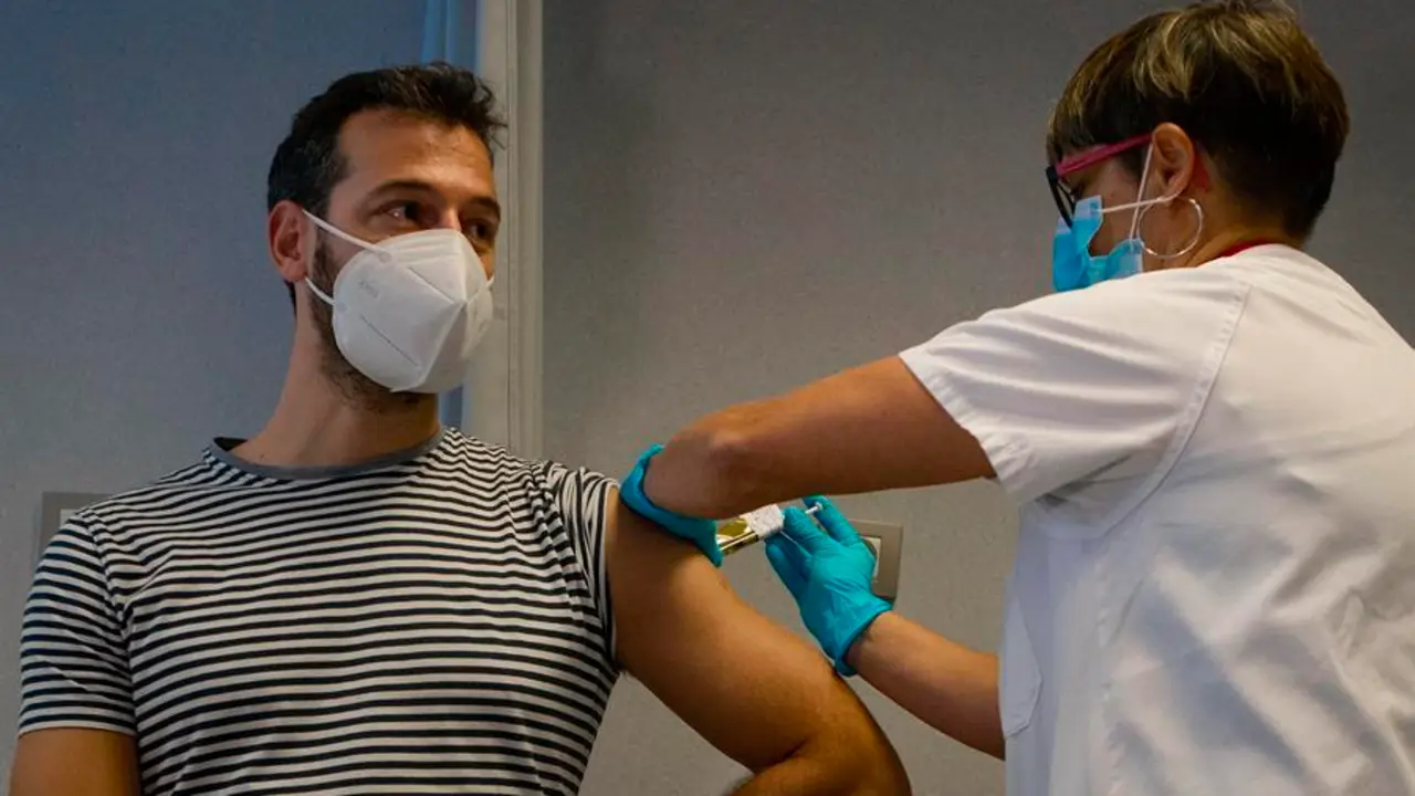 Mar, primer voluntario en Espa&ntilde;a al que se le administr&oacute; la primera dosis de la vacuna de Janssen (Johnson&Johnson) en fase III. EFE/Enric Fontcuberta/Archivo