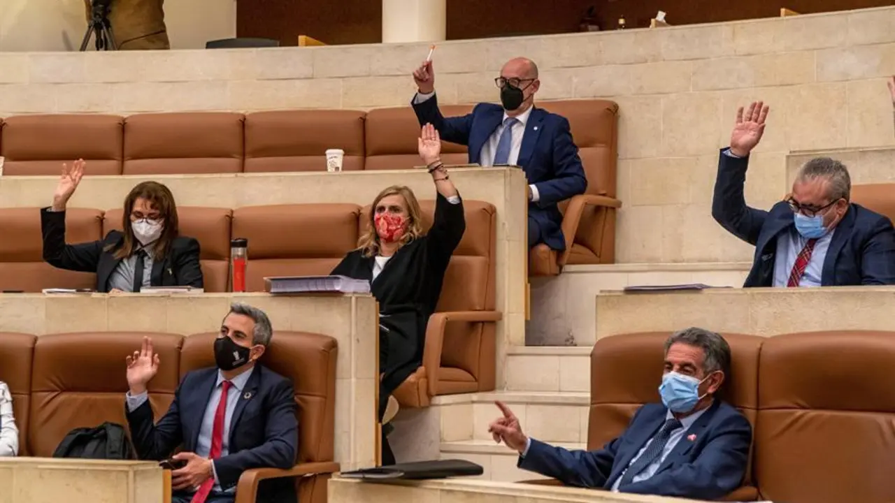 El Presidente de Cantabria Miguel &Aacute;ngel Revilla (i), el vicepresidente Pablo Zuloaga (d), y F&eacute;lix &Aacute;lvarez (Cs), durante la votaci&oacute;n de los presupuestos para Cantabria 2021, hoy en el Parlamento de Cantabria, en el que han sido aprobados con los votos del PRC, PSOE y Ciudadanos.- EFE/ROM&Aacute;N G. AGUILERA