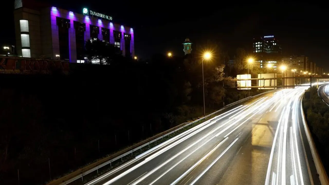 La Comunidad de Madrid permanecer&aacute; cerrada desde este mi&eacute;rcoles 23 de diciembre al 6 de enero para evitar la propagaci&oacute;n del coronavirus durante las fiestas navide&ntilde;as, por lo que estar&aacute;n prohibidas las entradas y salidas de la regi&oacute;n en este periodo salvo excepciones, como visitar a familiares o allegados. EFE/Mariscal/Archivo