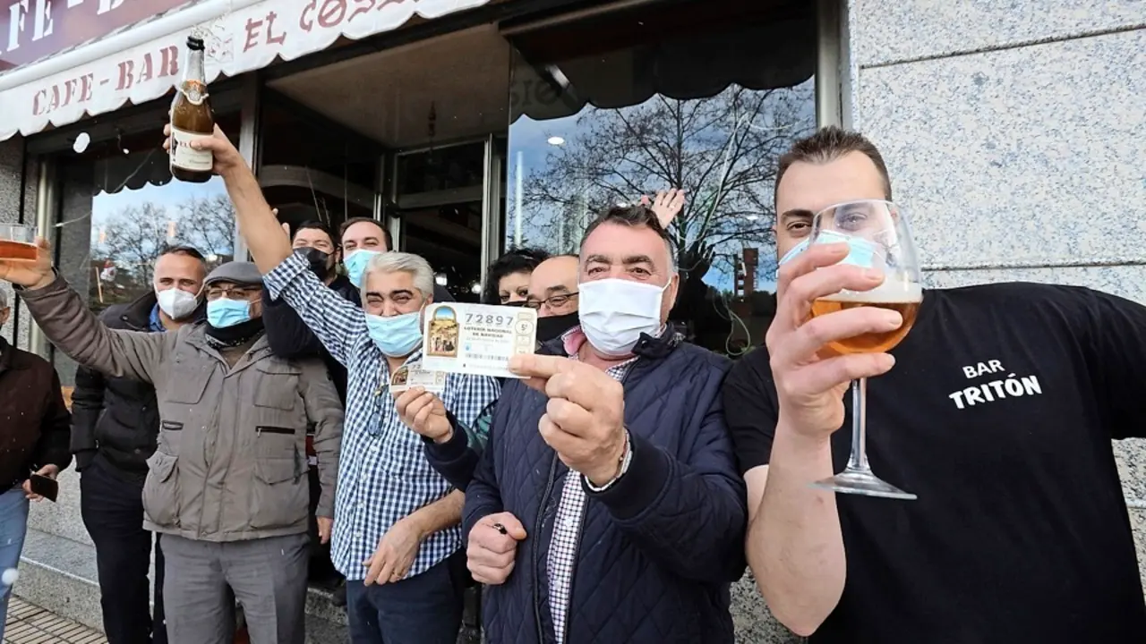El bar Cossio ubicado en la avenida San Agust&iacute;n de Salamanca, donde se repartieron m&aacute;s de 30 d&eacute;cimos comprados en Punta Umbr&iacute;a en septiembre y los reparti&oacute; entre amigos y familiares. / J.M.GARCIA