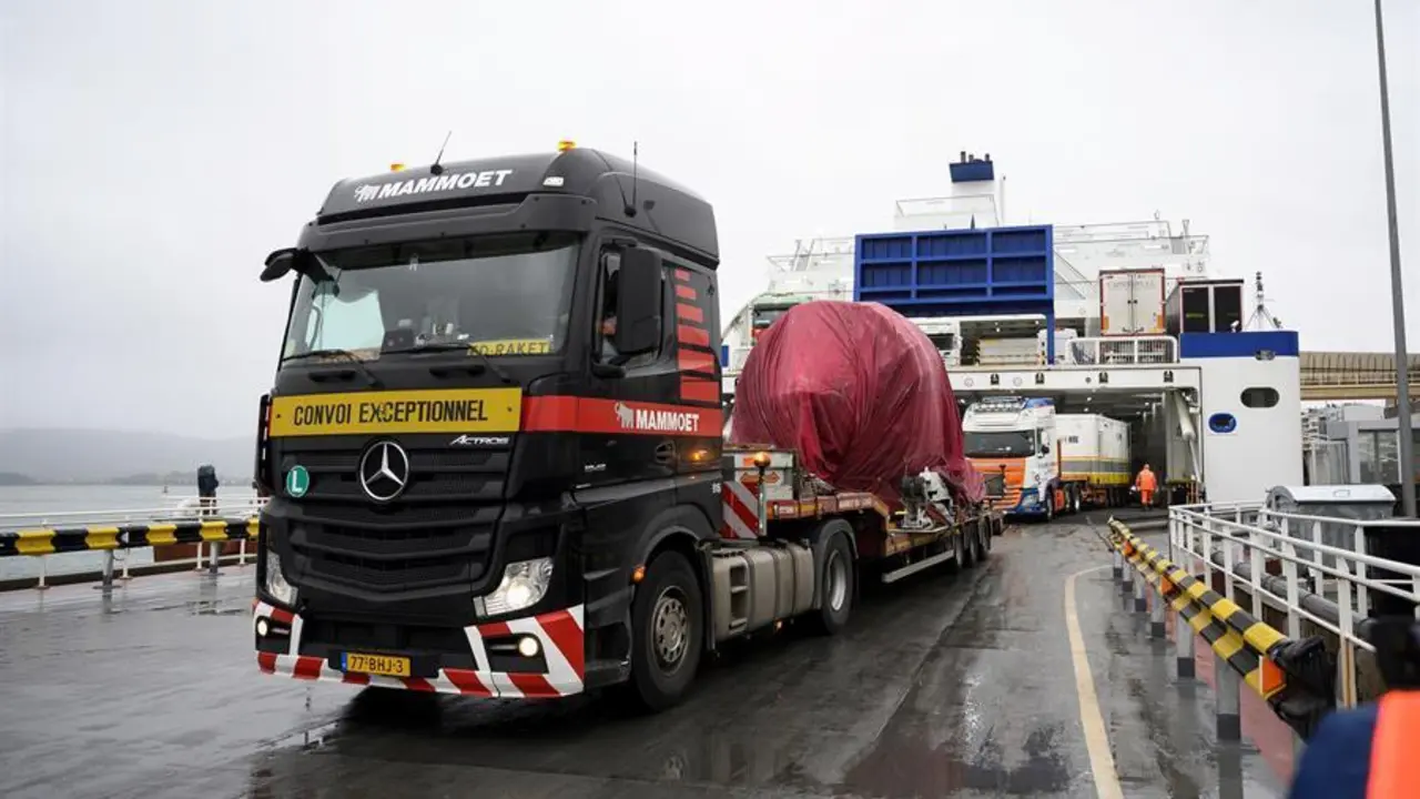 Varios camiones a la salida del barco de la compa&ntilde;ia francesa Brittany Ferries a su llegada al puerto de Santander. / Pedro Puente Hoyos