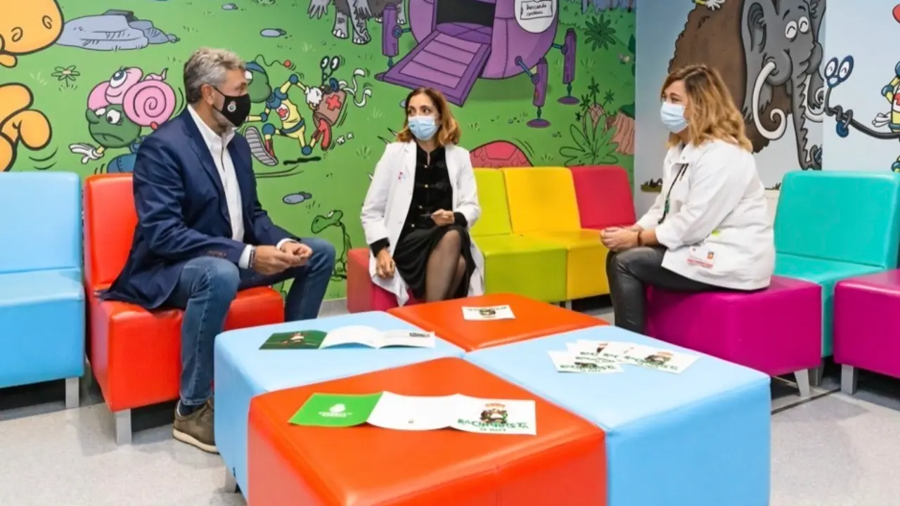 V&iacute;ctor Diego, acompa&ntilde;ado de las profesionales del Servicio de Pediatr&iacute;a del Hospital Universitario Marqu&eacute;s de Valdecilla. / Ra&uacute;l Lucio