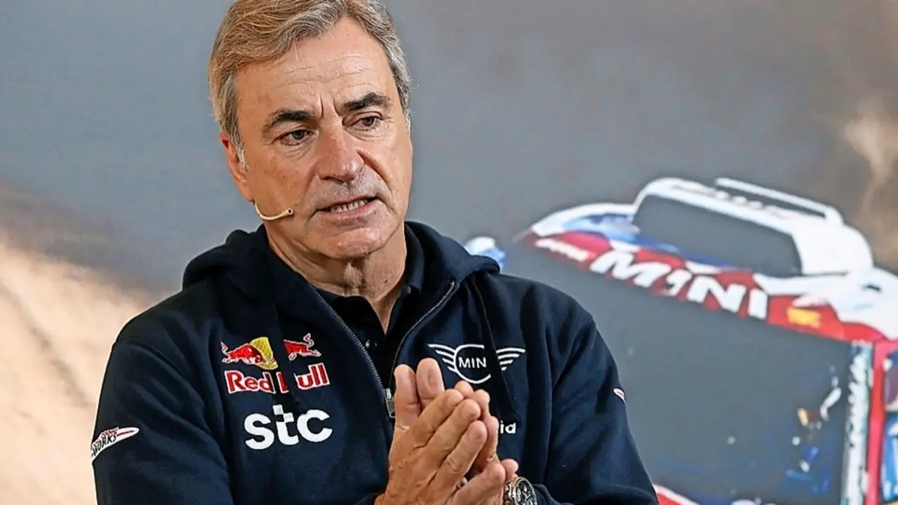 MADRID, 22/12/2020.- El piloto espa&ntilde;ol de rally Carlos Sainz da una rueda de prensa en la sede de Mini, su marca en el Dakar, este martes en Madrid. EFE/Fernando Alvarado