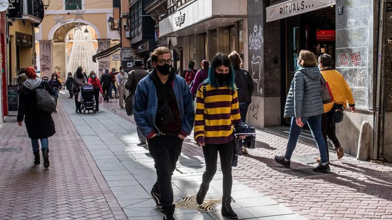 Varias personas pasean por una calle repleta de tiendas en Palma de Mallorca. EFE/Cati Cladera/Archivo