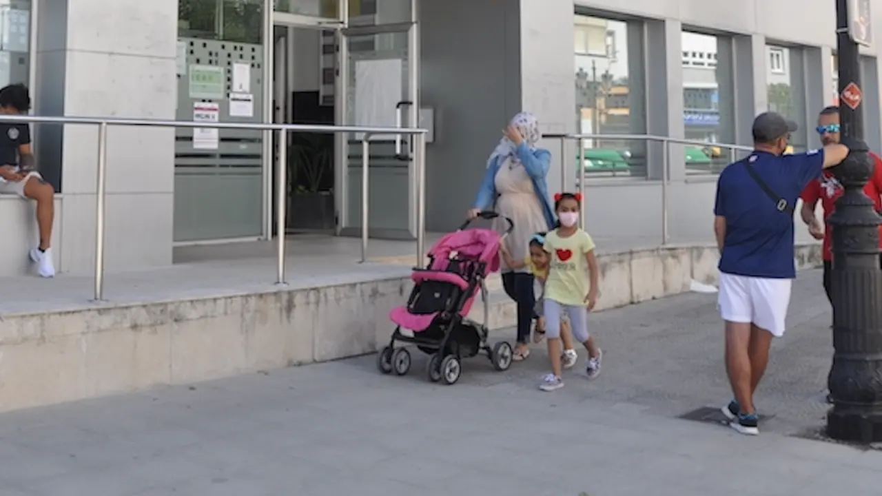Varias personas pasan delante de la oficina del paro en la Avenida Besaya en Torrelavega.