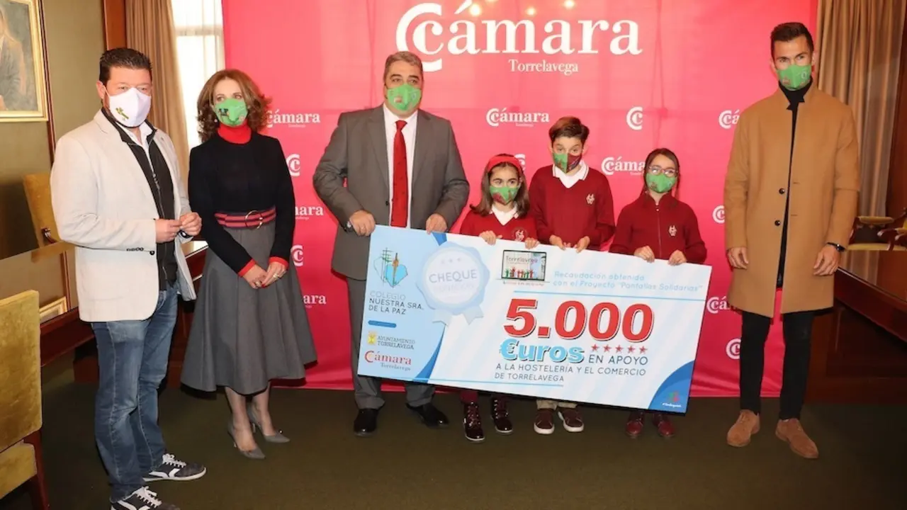 Entrega de la recaudaci&oacute;n del proyecto 'Pantallas solidarias'.
