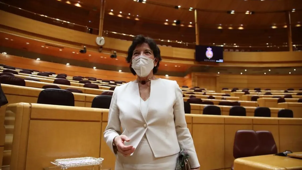 La ministra de Educaci&oacute;n, Isabel Cela&aacute; tras el pleno del Senado en el que ha sido aprobada definitivamente la Lomloe o ley Cela&aacute;, que se convertir&aacute; en la octava ley educativa de la democracia. EFE/David Fern&aacute;ndez