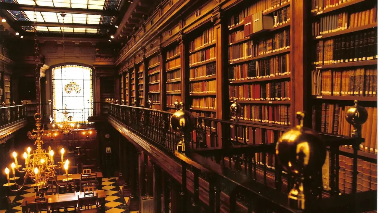 Vista del interior de la biblioteca municipal Men&eacute;ndez Pelayo. / ALERTA
