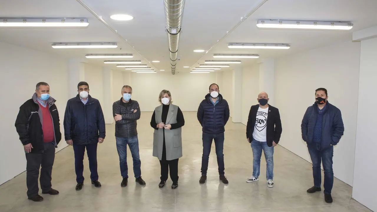 La alcaldesa de Camargo, Esther Bolado, y otros miembros de la Corporaci&oacute;n visitan las obras del nuevo archivo municipal