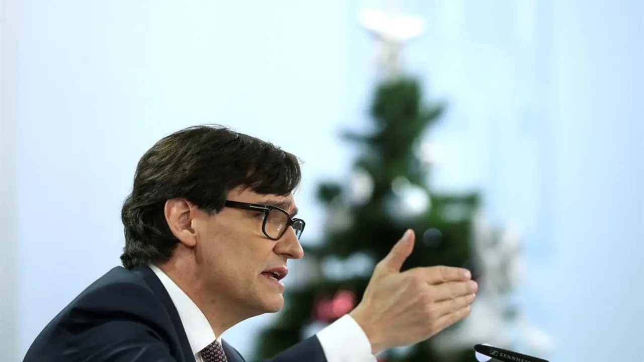 El ministro de Sanidad, Salvador Illa, durante la rueda de prensa ofrecida hoy. EFE/ Kiko Huesca