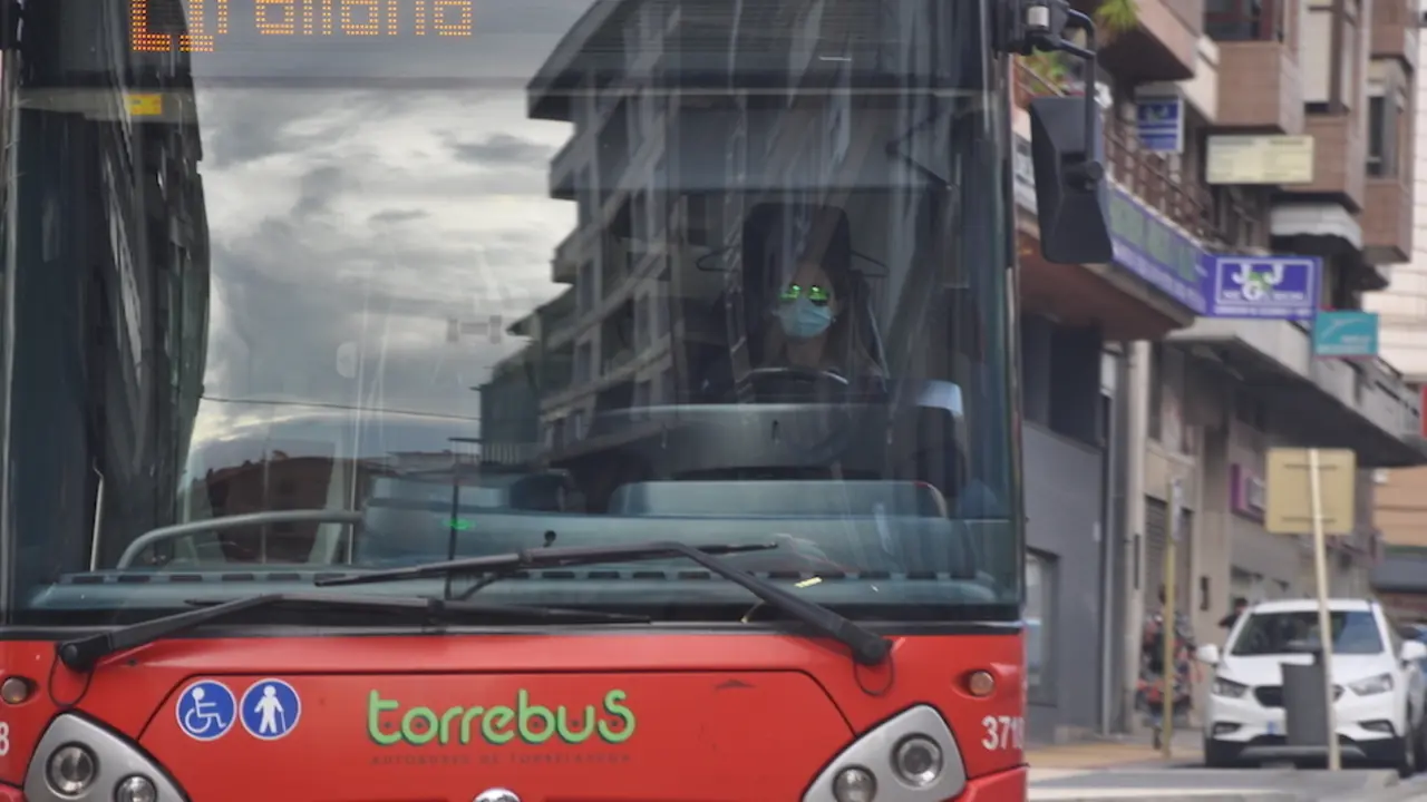 El torreb&uacute;s circulando por el centro de Torrelavega. / S.D.