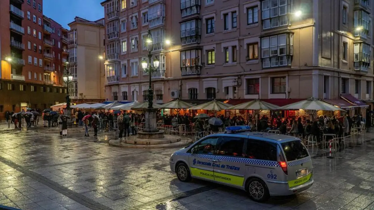 Vista de la Plaza de Ca&ntilde;ad&iacute;o. Las restricciones y la lluvia han hecho que la tarde de nochebuena en Santander ha sido mucho m&aacute;s tranquila. EFE/FOTO/ROM&Aacute;N G. AGUILERA