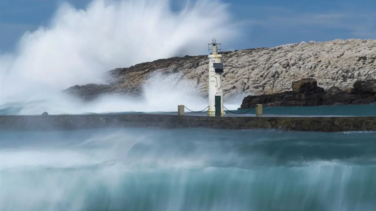 Una ola rompe en la localidad c&aacute;ntabra de Suances este domingo, donde la Aemet ha activado la alerta roja por fuerte oleaje. EFE/Pedro Puente Hoyos