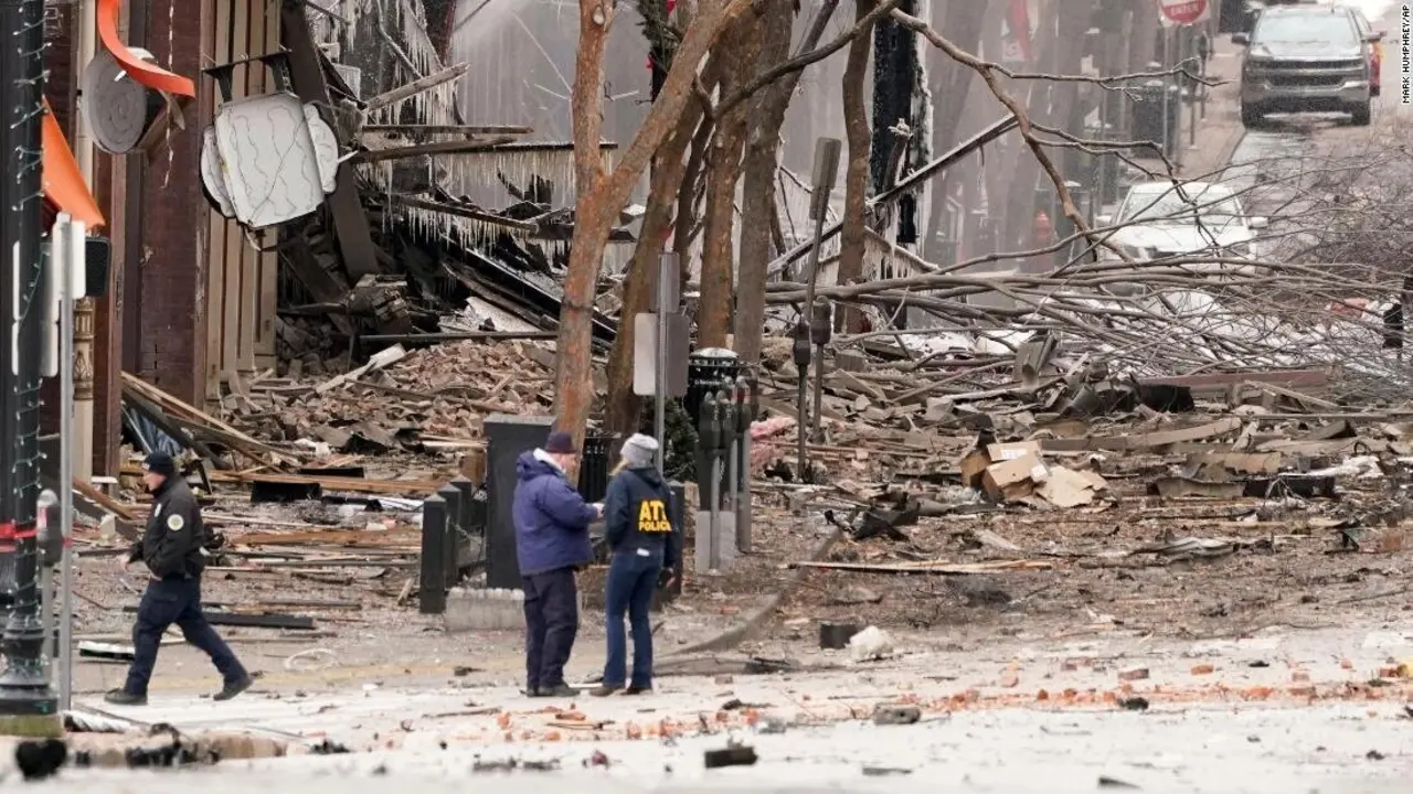 Escombros al explotar una bomba en un veh&iacute;culo en Nashville (Tennessee, EEUU), este viernes. / EFE