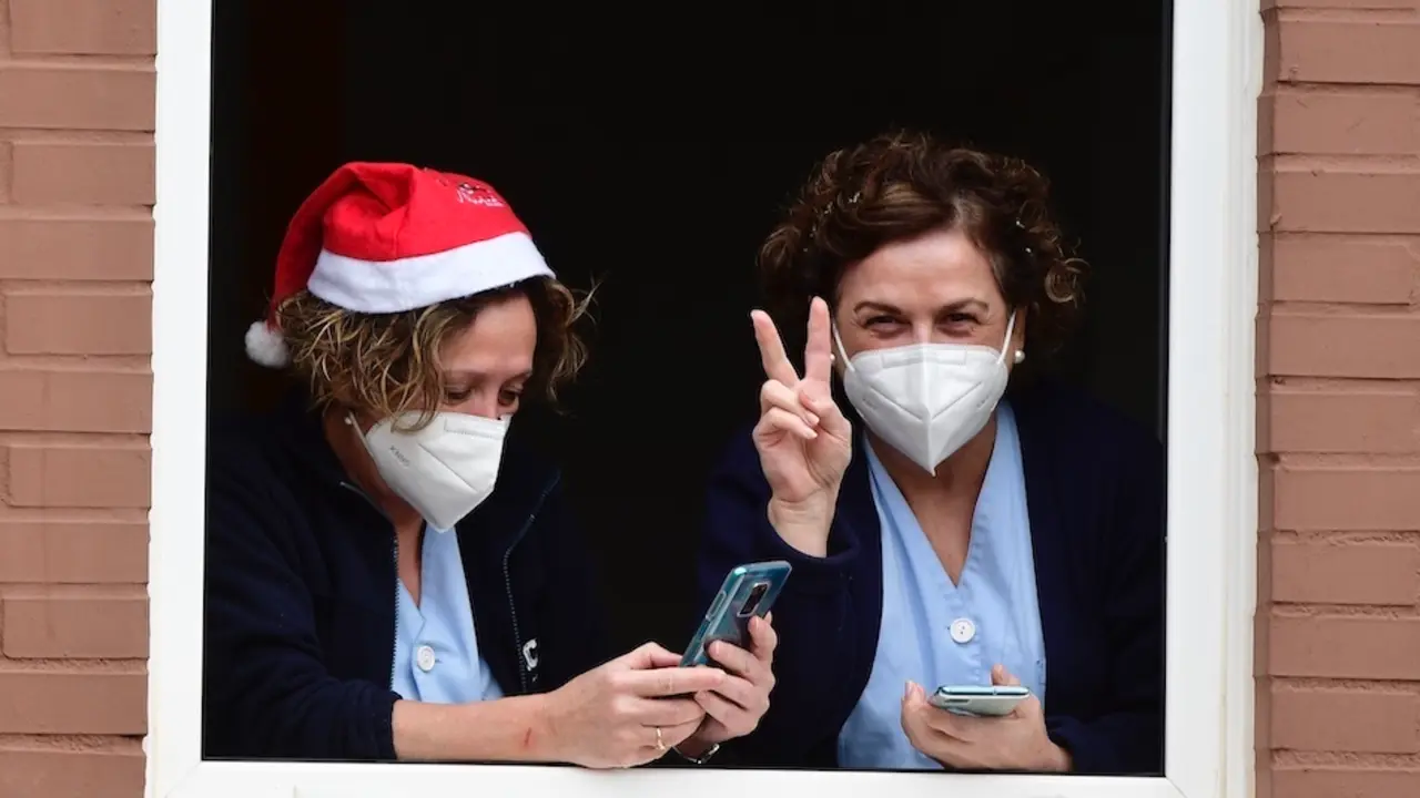 Dos sanitarias del centro de atenci&oacute;n a la dependencia de Cueto, en Santander. / HARDY