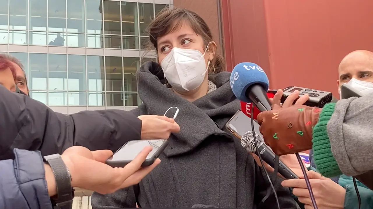 La directora general de Salud P&uacute;blica durante las declaraciones en el centro de atenci&oacute;n a la dependencia de Cueto, en Santander. / M.D.